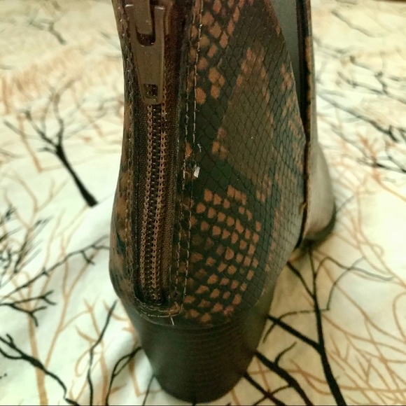NEW SO Barb Snake-Pattern Ankle Booties Size 9 - Picture 6 of 8